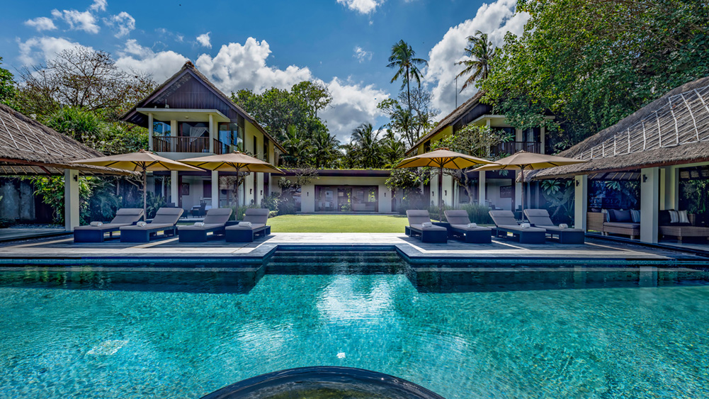 Seseh Beach Villa I - Villa facade and pool